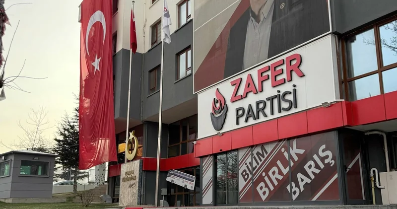 Ümit Özdağ dan parti teşkilatına Türk bayrağı çağrısı: Bu aşağılık süreç sona erene kadar tüm teşkilat binalarına asılsın