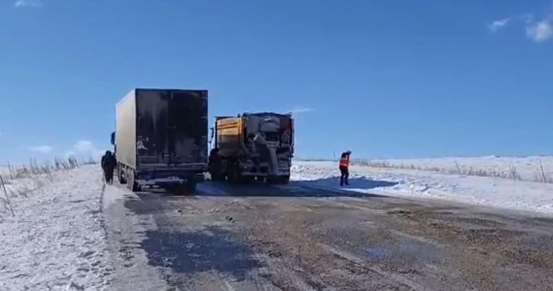 Kars ta kar esareti: TIR makas attı Gürcistan yolu kapandı!