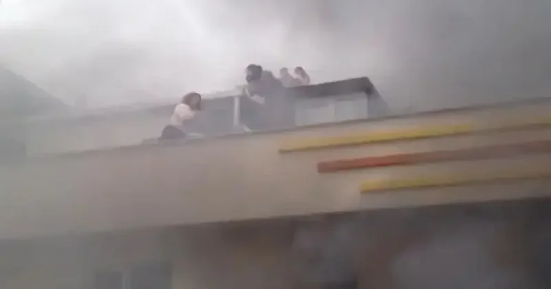 Sultanbeyli de yangın paniği! Çatıda mahsur kalan 12 kişi böyle kurtarıldı