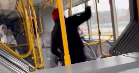 Otobüste yer tartışmasında yolcuyu darbedip, Komutanımı çağırın dedi