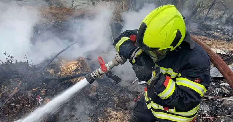 Hurdalıkta çıkan yangın gökyüzünü kara dumanla kapladı