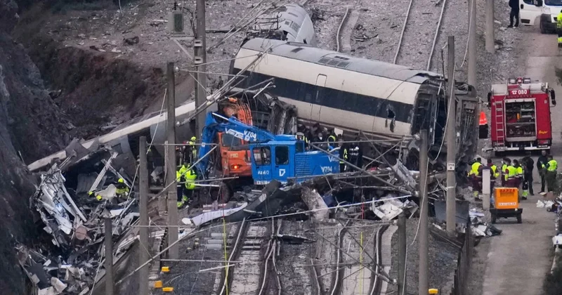 İspanya da yolcu treni duvara çarptı: Tren paramarça oldu Sözcü Gazetesi