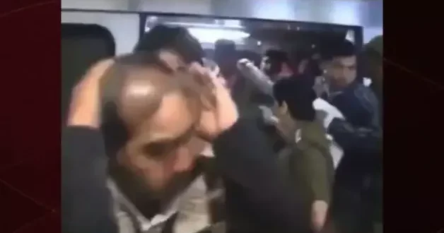 Kadınların kullandığı trene binen erkekler tokatlanrak trenden atıldı