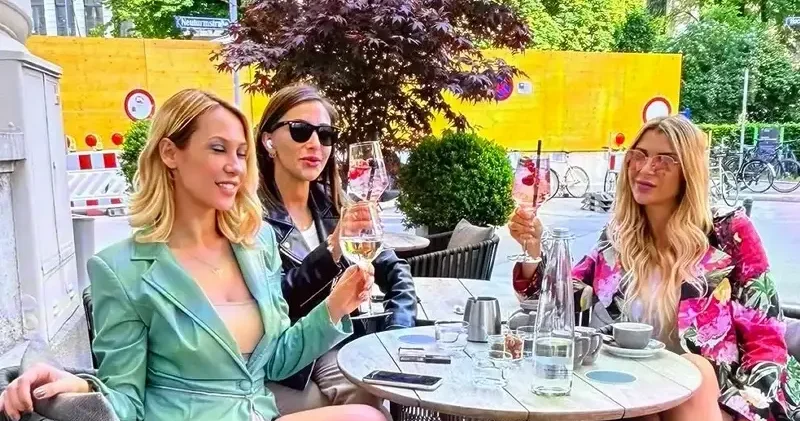 Kızları Münih’teki fuara götürmüşler Gündem Haberleri