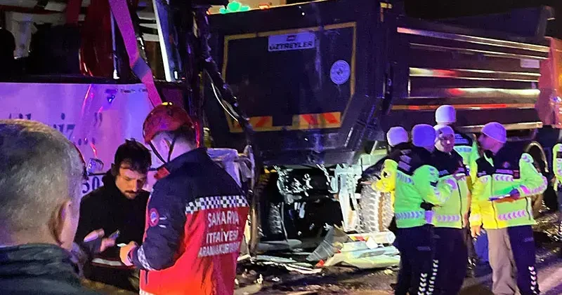 Sakarya da 1 i yolcu otobüsü 4 aracın karıştığı zincirleme kaza: 1 ölü, 27 yaralı