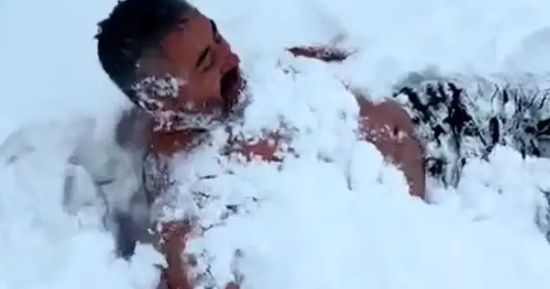 Beypazarı’nda bir kişi arazide üstünü çıkarıp kar banyosu yaptı