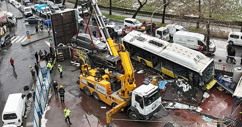 Kaldırımdaki vatandaş ölümden kıl payı kurtulmuş: Dehşete düşüren kazanın görüntüleri ortaya çıktı!