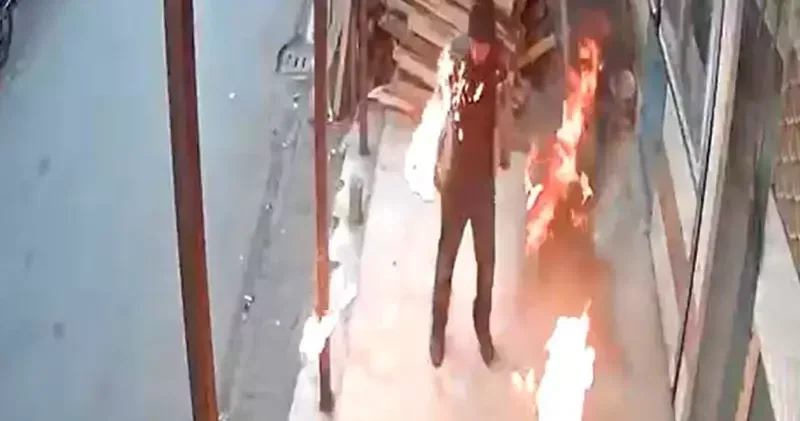 Ateşi benzinle harlamak istedi, yanmaktan son anda kurtuldu; o anlar kamerada
