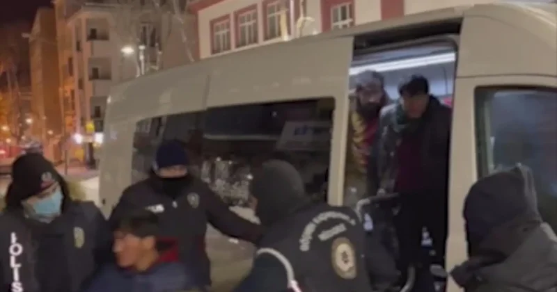 Kars ta metruk binada saklanan 14 kaçak göçmen yakalandı