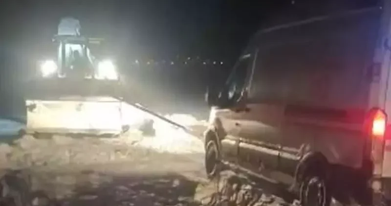 Kara saplanan ambulans, ekiplerin müdahalesi ile kurtarıldı