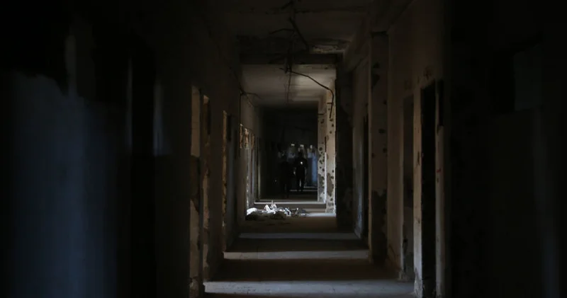 Terör örgütü YPG/SDG den kurtarılan Rakka da stadyuma kazılan tüneller ve hapishane görüntülendi Dış Haberler