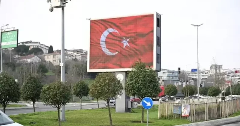 Hain provokasyona karşı ekranlar Türk bayraklarıyla donatıldı