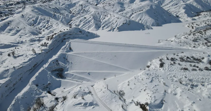 Göyne Barajı soğuk havanın etkisiyle dondu, balık kafesleri buz kütlesinin altında kaldı Sözcü Gazetesi