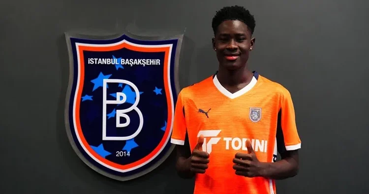 Başakşehir, altyapıdan Gambiyalı golcü çıkardı! Profesyonel sözleşme imzalandı