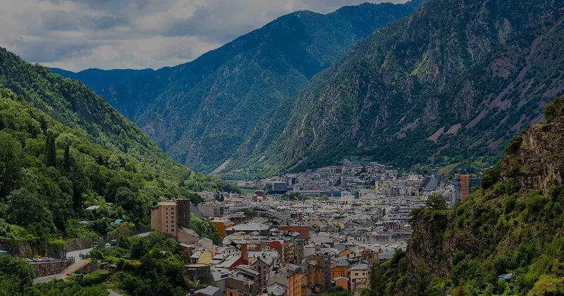 Avrupa nın göbeğinde ama ne uçak iniyor ne tren geçiyor: Vergisiz alışveriş cenneti Sözcü Gazetesi