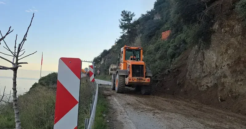 Heyelanda kapanan sahil yolu açıldı