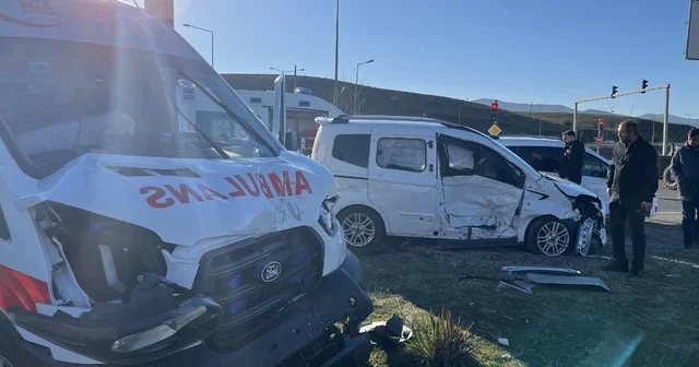 Ambulans ile hasta yakınının kullandığı hafif ticari araç çarpıştı Bingöl Haberleri
