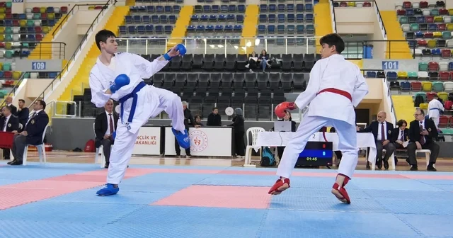 Karate Gençler grup birinciliği Balıkesir de başladı Balıkesir Haberleri