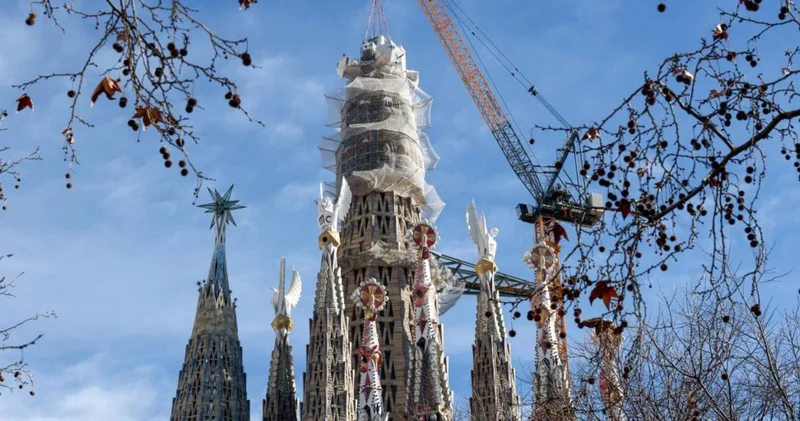 Yapımı 144 yıl sürdü! 17 metrelik son eklentisi ile dünyanın en yükseği oldu