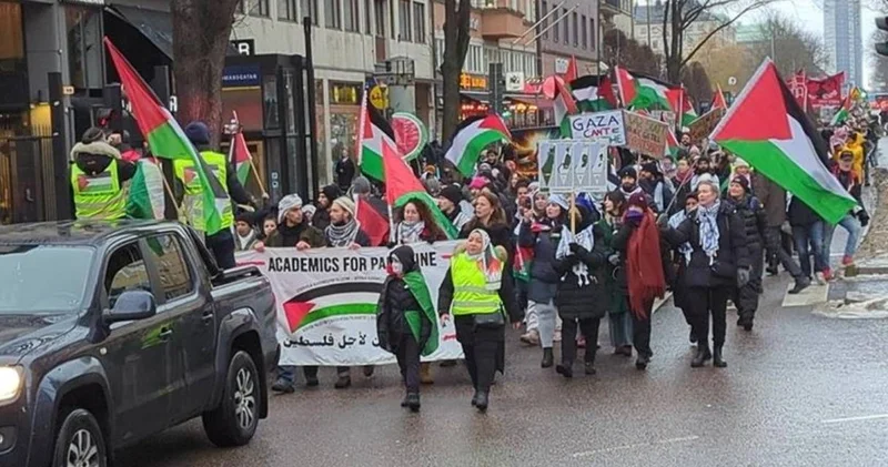 İsveç te yüzlerce kişi soğuğa rağmen Filistin için sokaklara döküldü