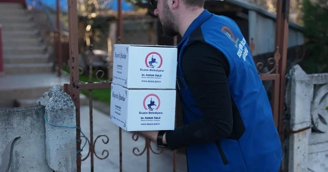 Düzce de ihtiyaç sahipleri yalnız bırakılmıyor Düzce Belediyesi Ramazan da 500 aileye iftarlık yemek servis ediyor Düzce Haberleri