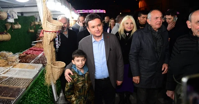 Osmangazi Belediyesi, Ramazan ın manevi iklimini ilçenin dört yanına taşıyor Osmangazi Belediye Başkanı Erkan Aydın Üftade Meydanı nda vatandaşlarla buluşup, Ramazan heyecanına ortak oldu Bursa Haberleri