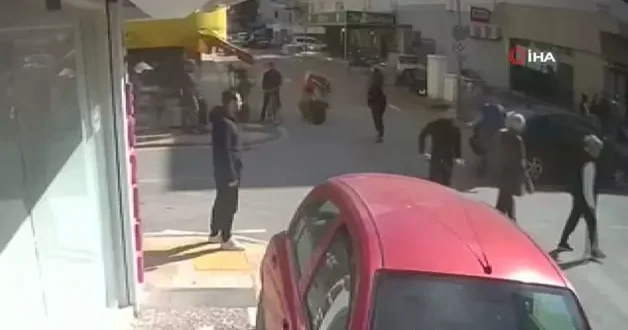 Otomobil ile çarpışan motosikletli metrelerce savruldu