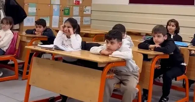 Oruç tutan öğrenciler beslenme saatinde böyle bekledi VİDEO İZLE