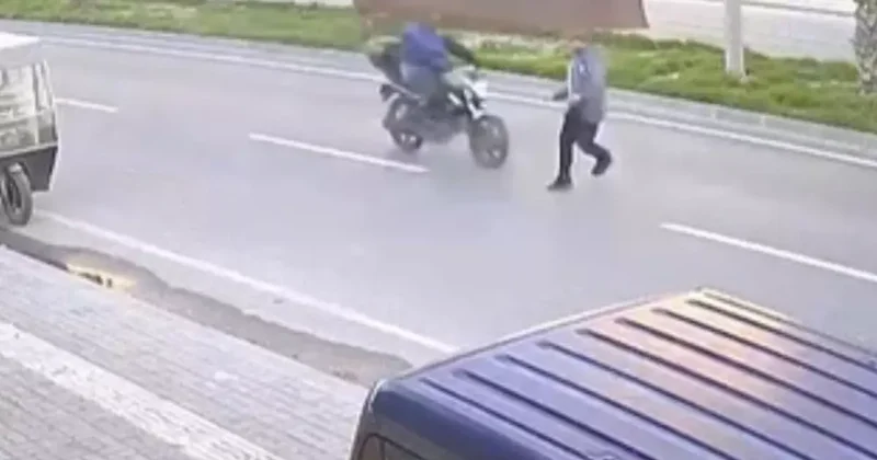 Yolun karşısına geçerken motosikletin çarptığı bir kişi yaralandı