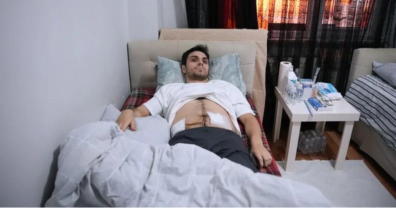 İstanbul da metro çıkışında dehşet! SON DAKİKA HABERİ: Yardım etmek istedi, 6 yerinden bıçaklandı Son dakika haberleri