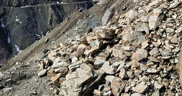 Bingöl de kar ve heyelandan dolayı kapanan köy yolları açılıyor Bingöl Haberleri