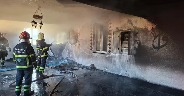 İbadete yeni açılan camide çıkan yangın söndürüldü Sakarya Haberleri
