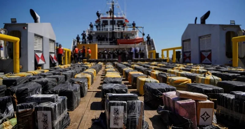 El Salvador açıklarında 17 ton kokain yakalandı!