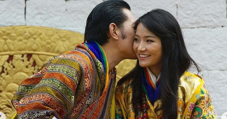 Aynı anda istediği kadar çok kadınla evlenebilirdi... Aşk uğruna bir ülkenin geleneğini tarihe gömdü... Karısından başka kimseyi sevmedi