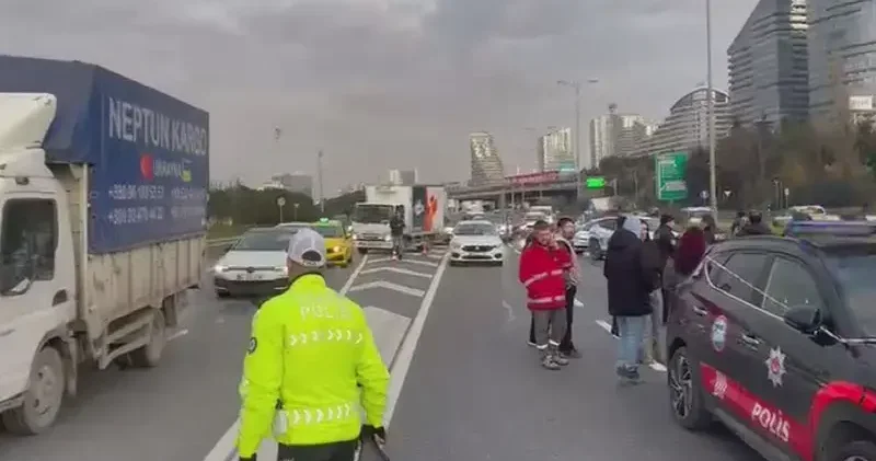 Bağcılar da aracından inen kamyonet şoförüne otomobil çarptı; 1 ölü