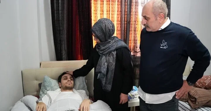 Darbedilen çocuğu kurtarmak isterken 6 yerinden bıçaklandı