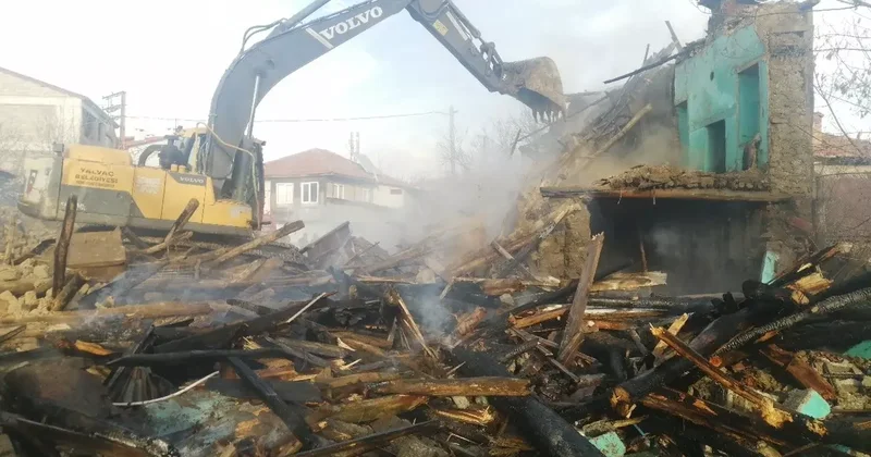 Isparta’da kerpiç ev yangında kullanılamaz hale geldi