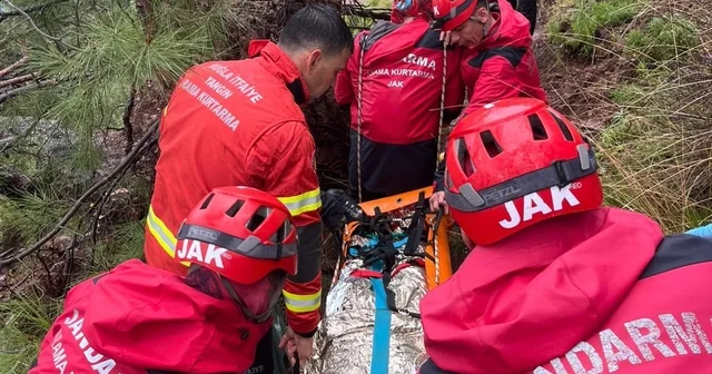 Kabak Koyu nda kayalıklardan düşen genç kurtarıldı Muğla Haberleri