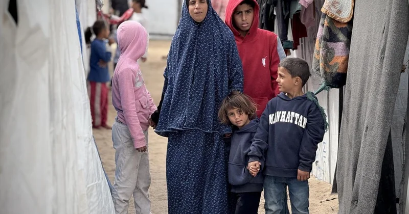 Gazze’de aileler ramazanı hasarlı okulda yokluk içinde geçiriyor