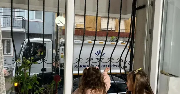 İzmir haberleri Çöp kamyonu şoförü ile 3 yaşındaki Ayşe nin dostluk hikâyesi dikkat çekti 21 Şubat 2026