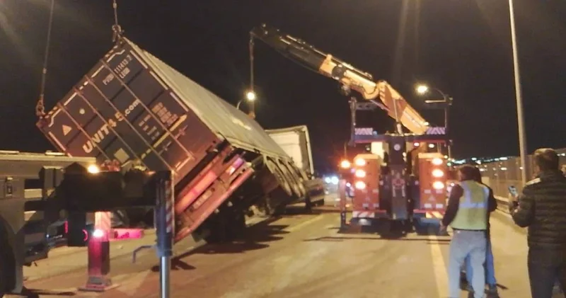 Büyükçekmece TEM de konteyner yüklü TIR devrildi