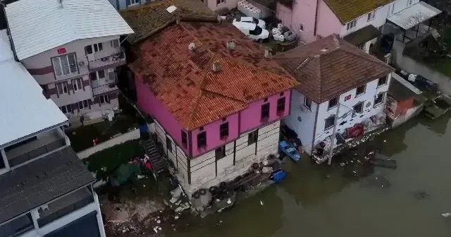 Uluabat Gölü’nde su seviyesi 5 metre yükseldi: ‘Küçük Venedik’te evlere dayandı VİDEO İZLE
