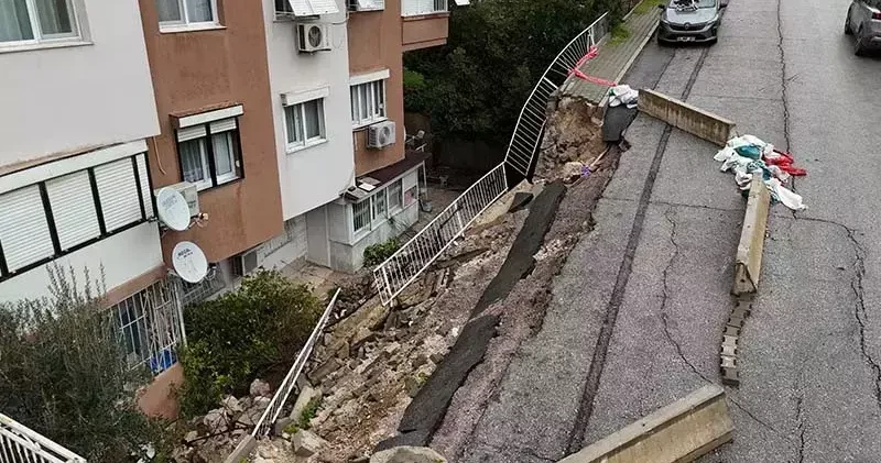 Buca da istinat duvarı çöktü; apartman sakinleri çözüm bekliyor