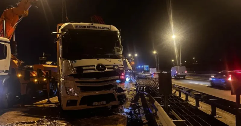 Büyükçekmece TEM Otoyolu’nda tır devrildi: 1 yaralı