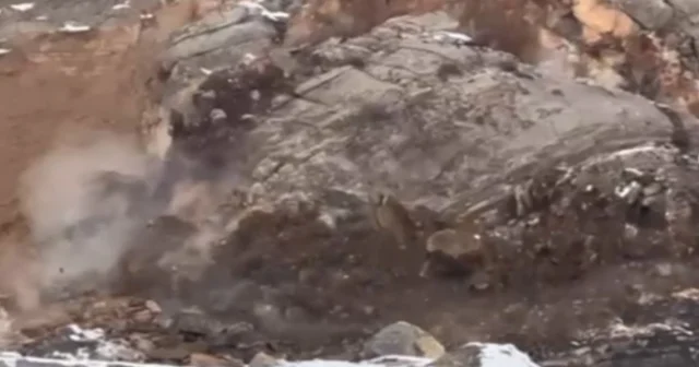 Çukurca kara yolunda kaya düşmesi kamerada Hakkari Haberleri