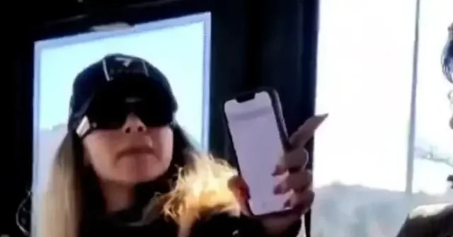 İETT otobüsüne köpeğiyle binip başörtülü kadına hakaretler yağdırdı VİDEO İZLE