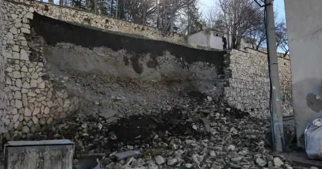 Niğde Kalesi nde istinat duvarı çöktü VİDEO İZLE