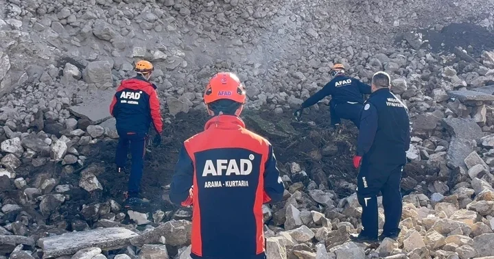 Niğde Kalesi nin istinat duvarı aşırı yağış nedeniyle çöktü