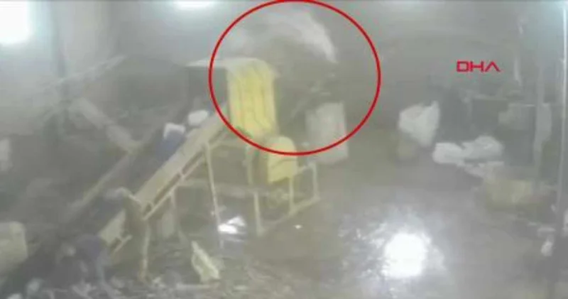 Bursa’da 20 tonluk su varili devrildi: Kaynak ustası son anda kurtuldu