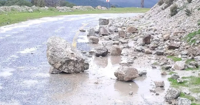 Yağış sonrası topraktan kaydı, kayalar yolu kapattı